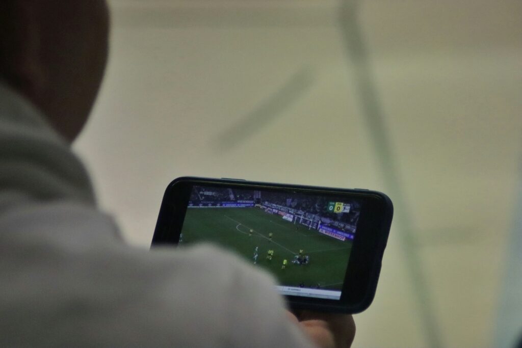 Watching a Football Match at Home: How to Create the Atmosphere Without a Stadium