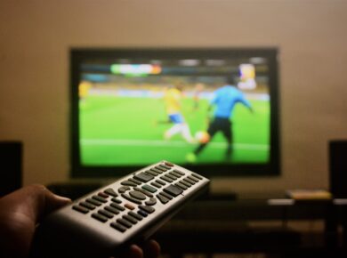 Watching a Football Match at Home: How to Create the Atmosphere Without a Stadium