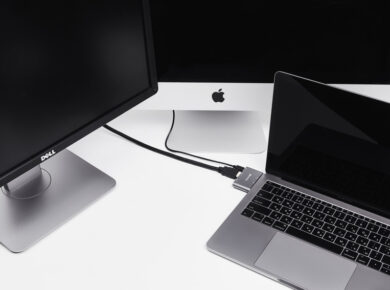 How to hook two monitors to a laptop