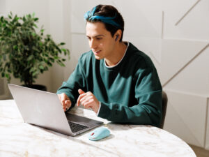 How to connect a wireless mouse to laptop