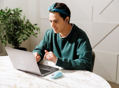 How to connect a wireless mouse to laptop